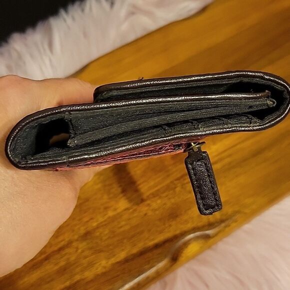 Relic 🦊 Leather Embossed wallet. EUC - Picture 8 of 9